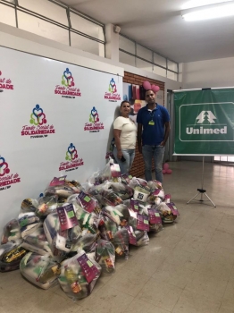 Mdicos cooperados da Unimed Norte Paulista realizam doao de cestas bsicas.